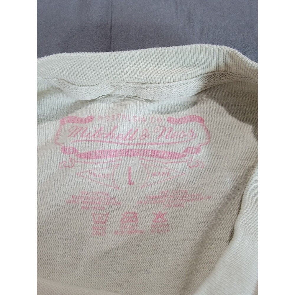 NBA Mitchell & Ness Chicago Bulls T-Shirt L Hardwood Classics Pink Retro Graphic - Picture 3 of 3